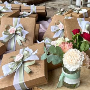 Allestimento con palloncini eleganti per il taglio della torta nuziale