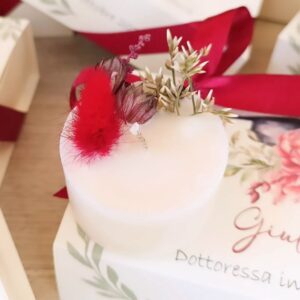 Confezionamento bomboniere laurea in legno con nastri rossi e confetti personalizzati Laboratorio 19