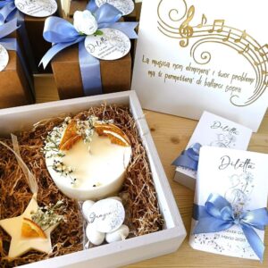 Confezionamento bomboniera cresima con nastri colorati dallo stile moderno