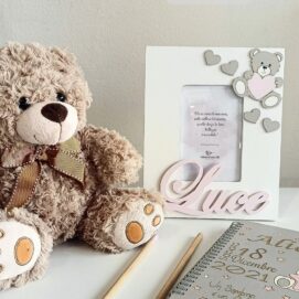 cornice portafoto in legno con nome e decorazione per bambini