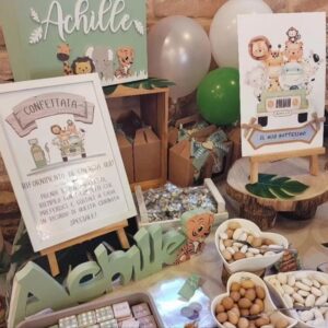 Decorazioni con palloncini per il tavolo della torta al battesimo