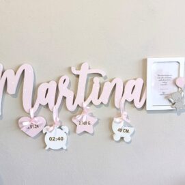scritta nascita in legno con pendagli e portafoto personalizzata artigianale laboratorio19